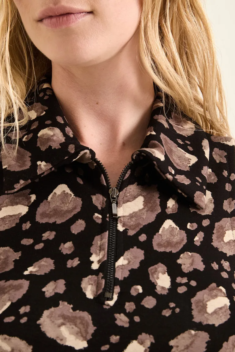 Top sin mangas con cuello solapa y cierre frontal central de Cuesta Blanca en Tops para argentina