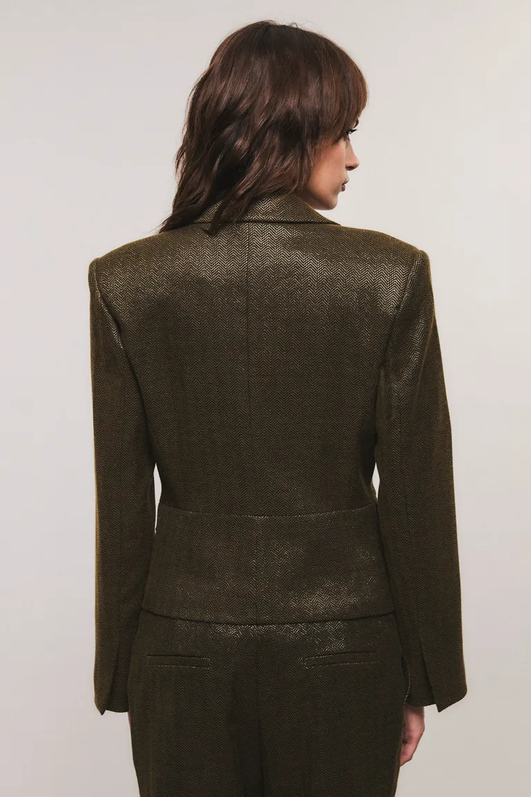 Blazer sastrero entallado con bolsillos frontales y mangas largas con tajo de Kosiuko en Blazers para argentina