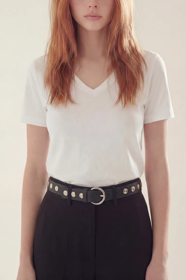 Remera básica de calce relajado con cuello en v y mangas cortas de Akiabara en Remeras para argentina