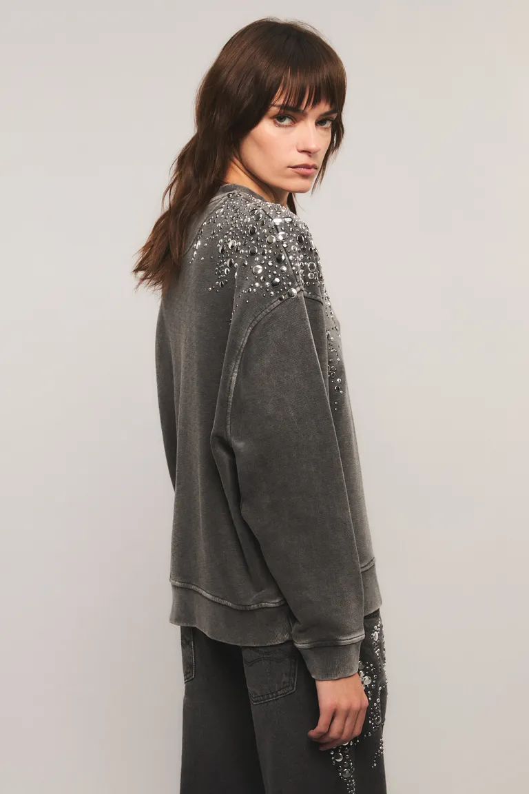 Buzo de cuello redondo con aplicación de tachas y terminaciones en morley en puños y cintura de Kosiuko en Buzos y Sweaters para argentina