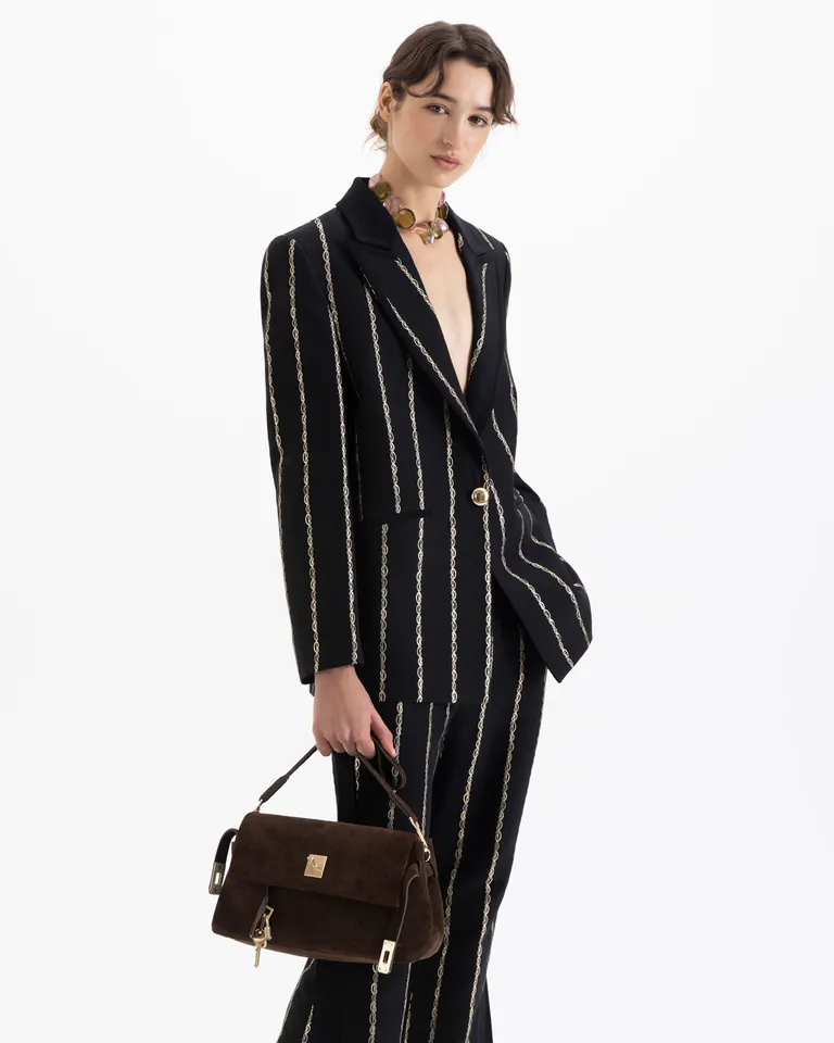 Blazer sastrero con diseño lineal de cadenas y solapa clásica de calce regular de Jazmin Chebar en Blazers para argentina