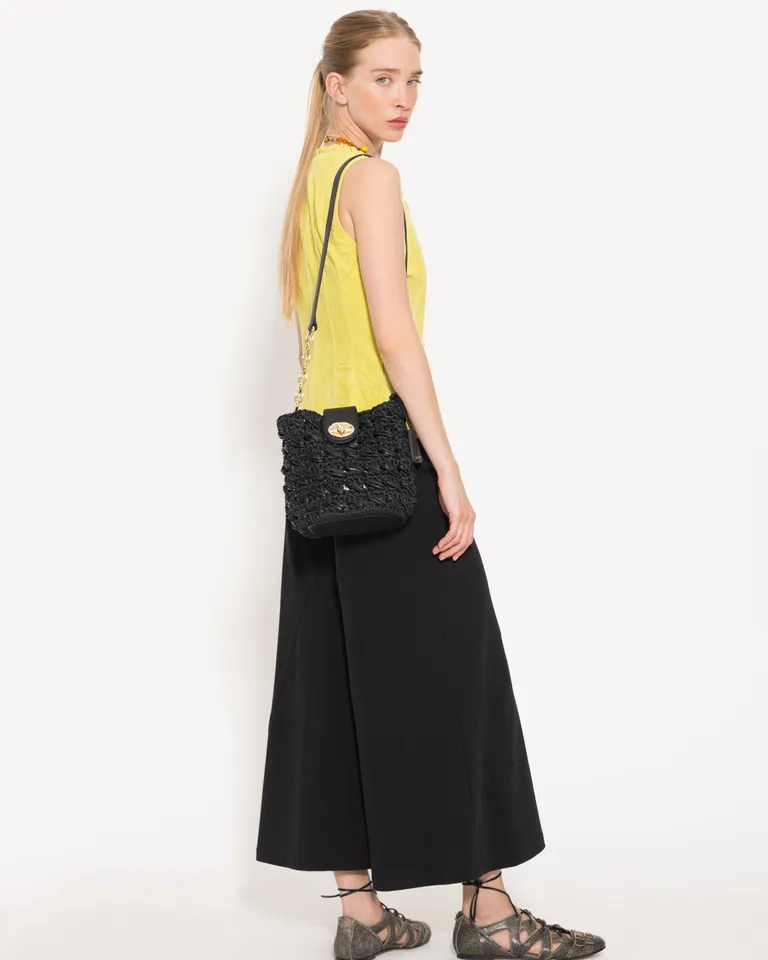 Bolso de mano artesanal en cuero negro con detalles metálicos de Jazmin Chebar en Bolsos y Carteras para argentina