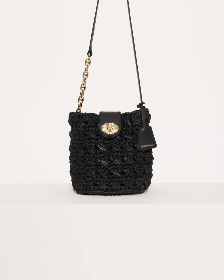 Bolso de mano artesanal en cuero negro con detalles metálicos de Jazmin Chebar en Bolsos y Carteras para argentina
