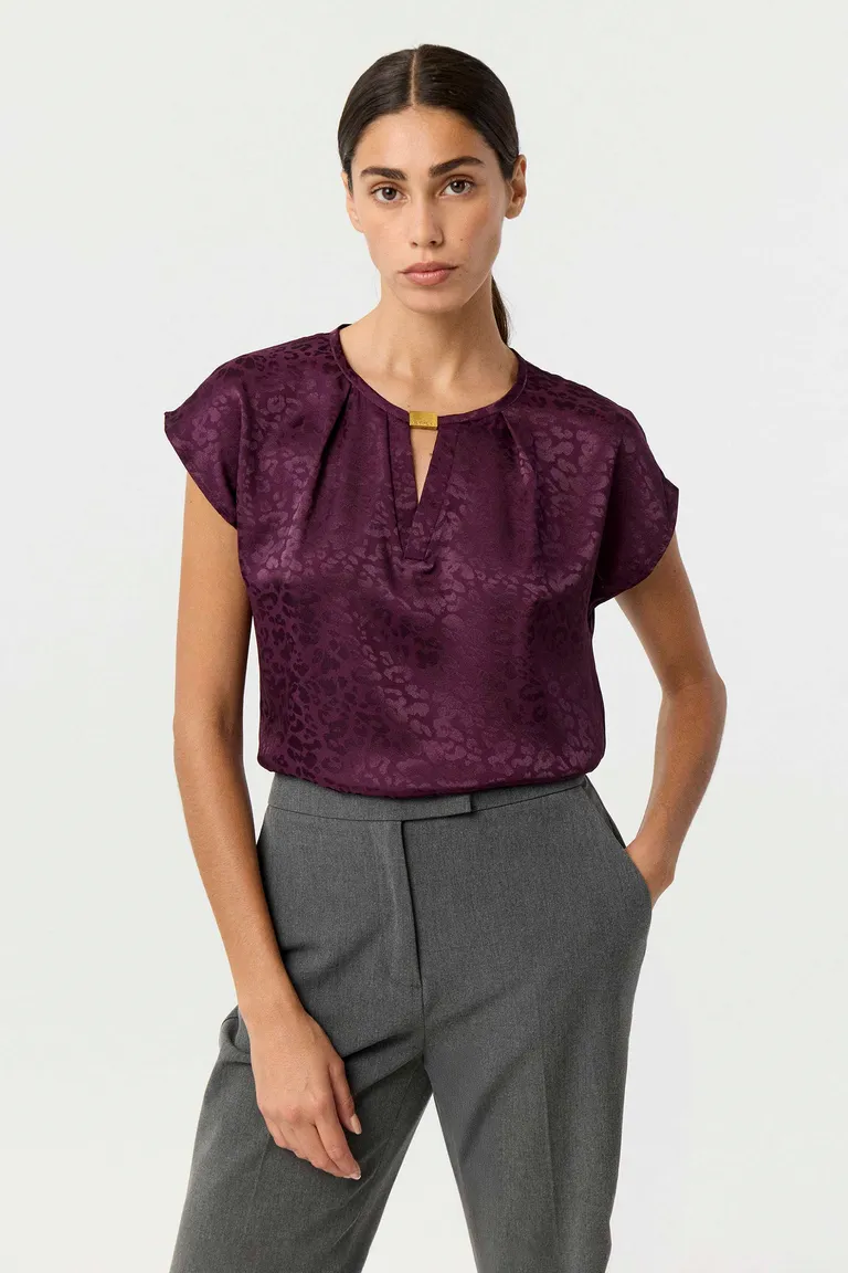 Blusa jacquard con escote a la base y detalle metálico de Markova en Blusas para argentina