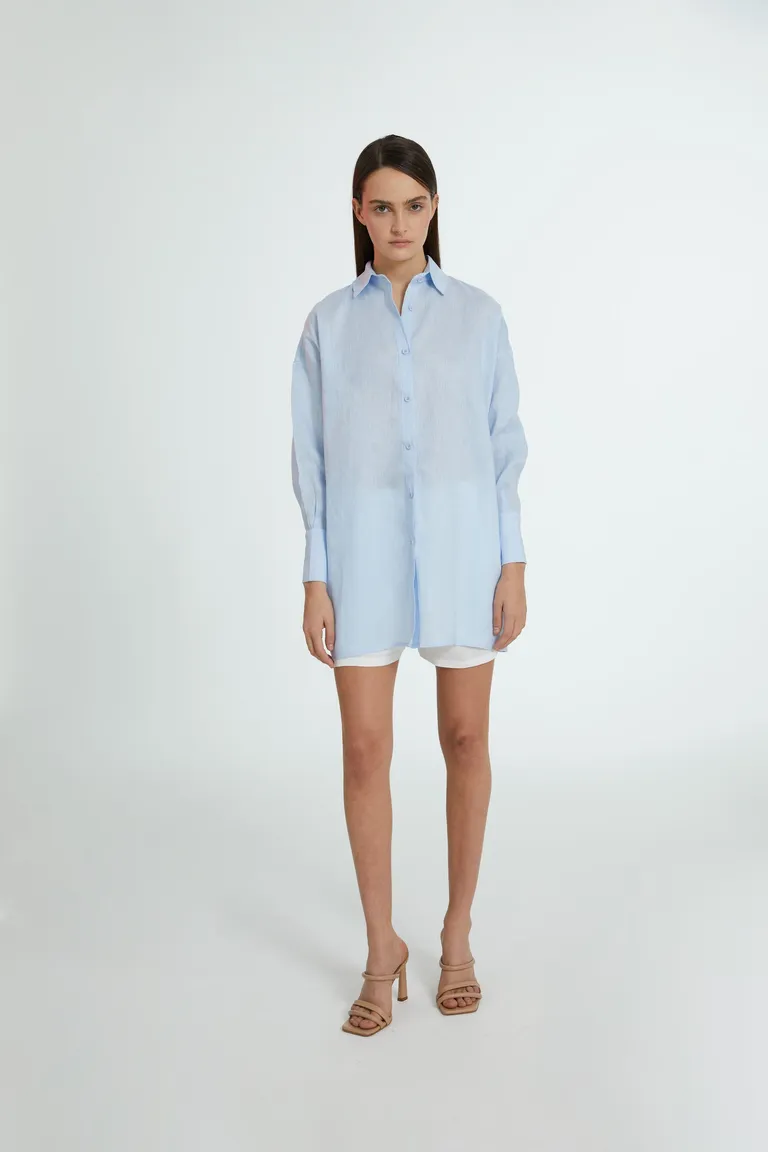 Camisa oversize de lino celeste, corte amplio y silueta relajada de Naíma en Camisas para argentina