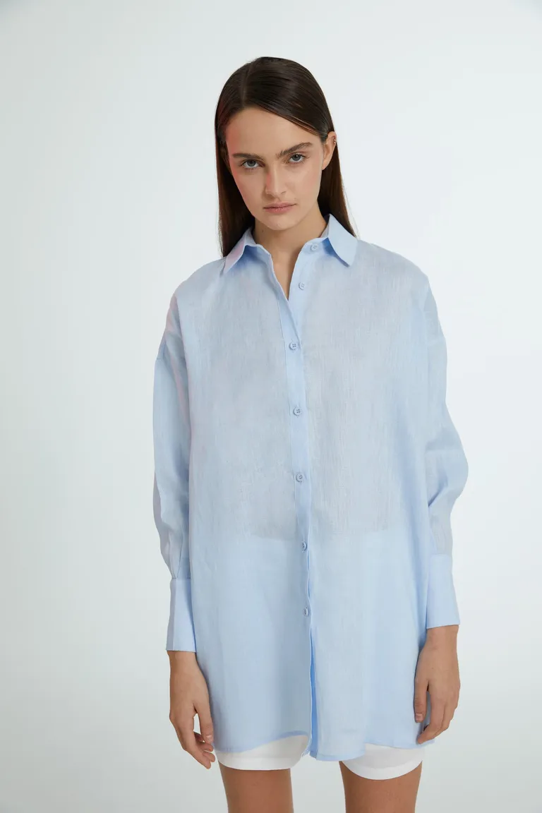 Camisa oversize de lino celeste, corte amplio y silueta relajada de Naíma en Camisas para argentina