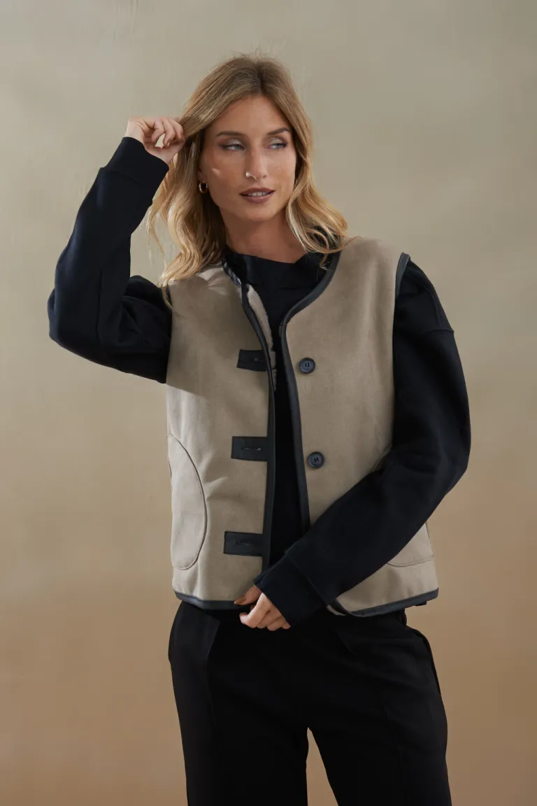 Chaleco blanco de corte recto para mujer, diseño moderno y versátil de Apricot en Chalecos para argentina