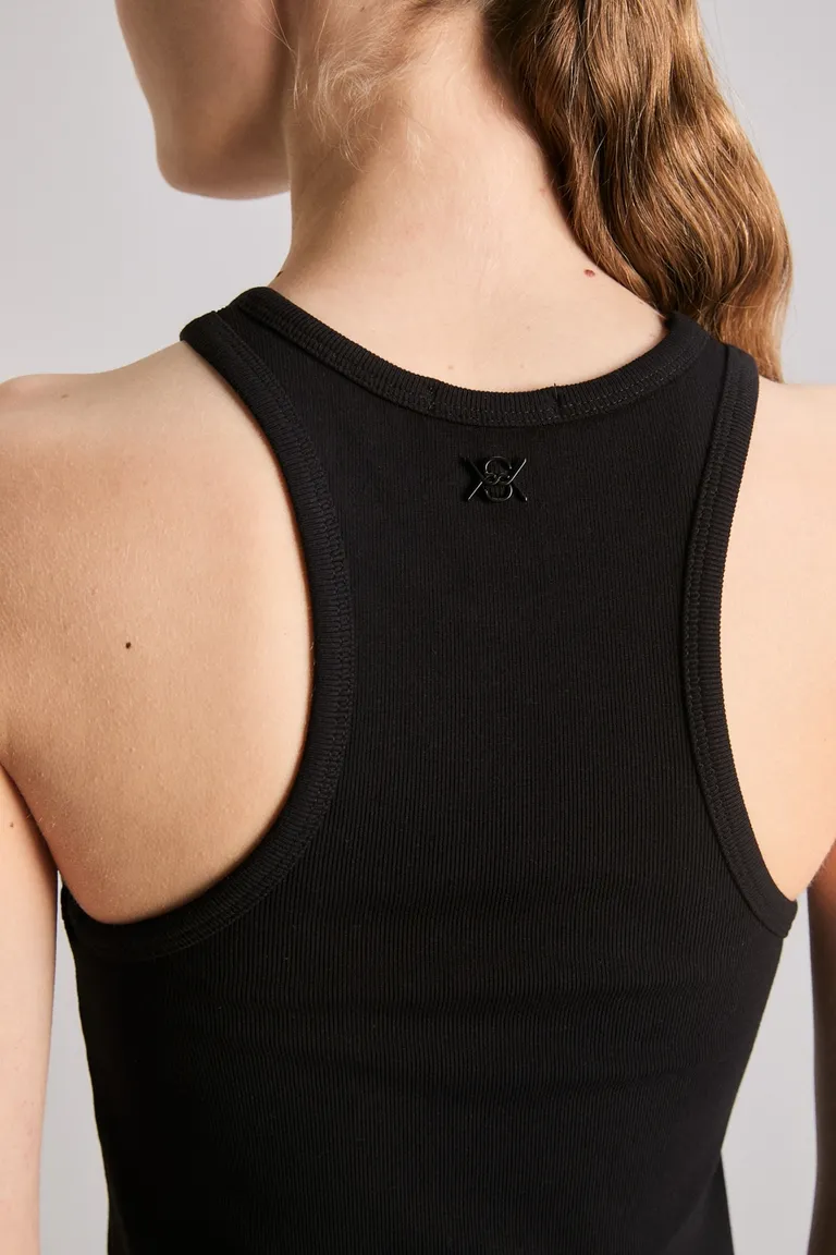 Musculosa negra de calce slim y cuello redondo para mujer de Kosiuko en Tops para argentina