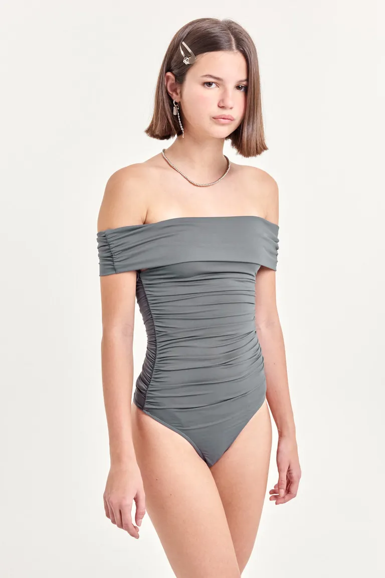 Body negro con escote volcado y frunces laterales, un básico versátil y sofisticado de 47 Street en Bodies para argentina