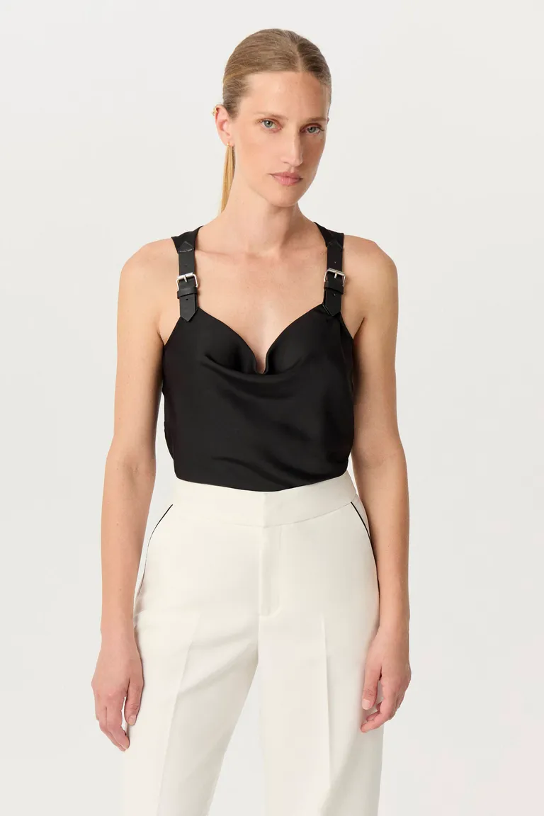 Top de sedita de calce al cuerpo con escote buche y breteles delanteros con martingalas efecto cuero de Markova en Tops para argentina