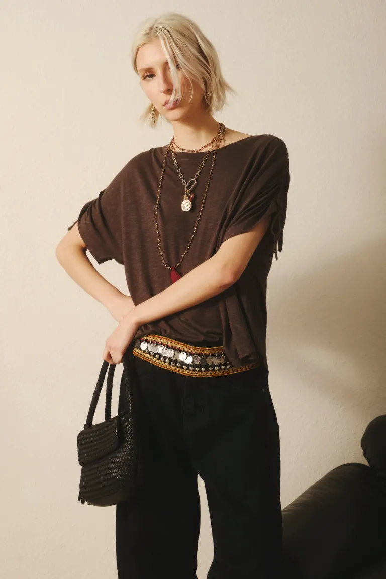 Remera de jersey flamé con detalles de cordón en hombros y mangas de Rapsodia en Remeras para argentina