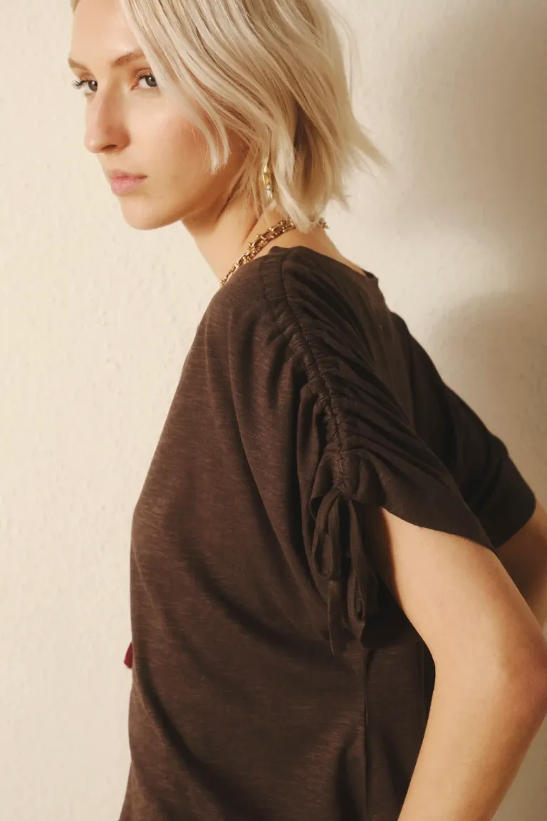 Remera de jersey flamé con detalles de cordón en hombros y mangas de Rapsodia en Remeras para argentina