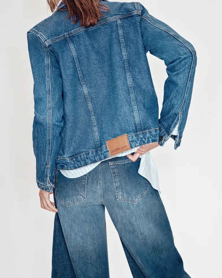 Chaqueta trucker de denim con detalles de diseño para un estilo casual y moderno de Jazmin Chebar en Chaquetas para argentina