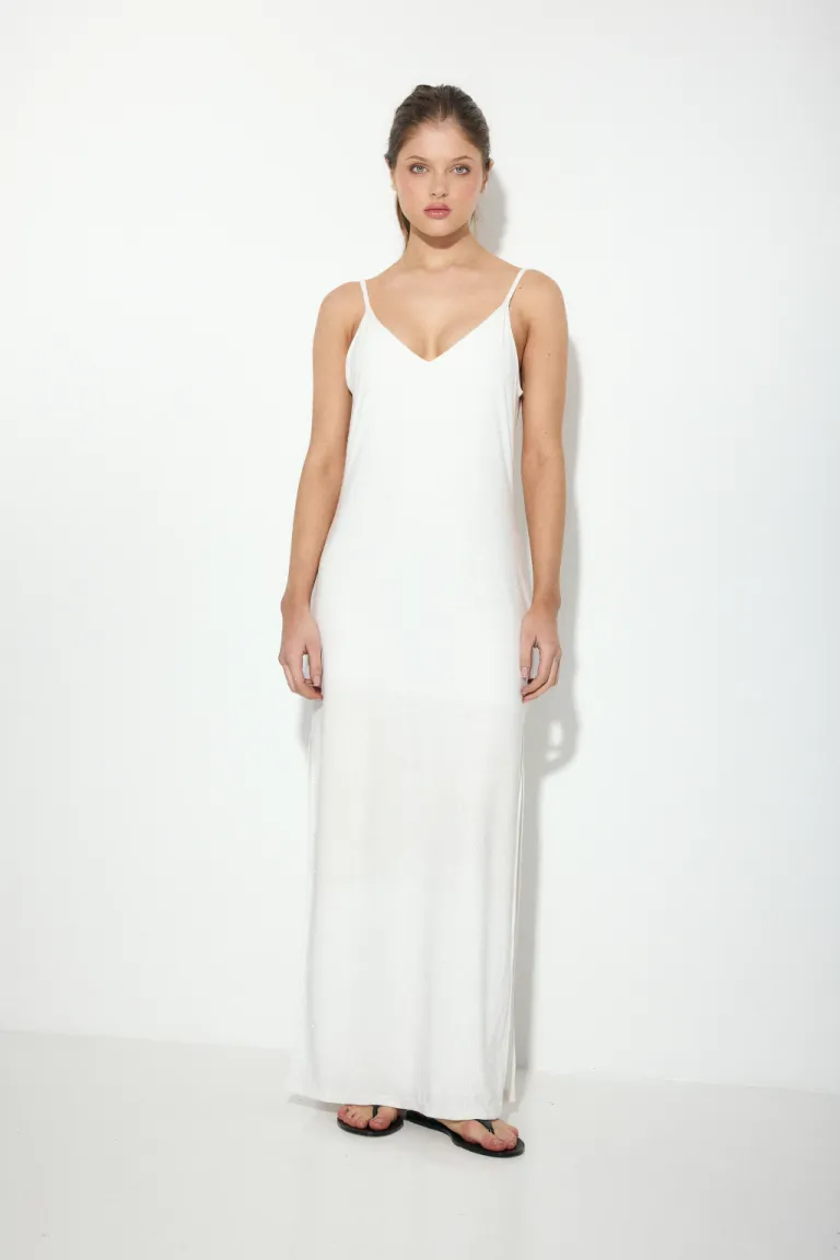 Vestido blanco de corte recto y escote en V, una pieza versátil y de gran versatilidad de Audaz en Vestidos para argentina