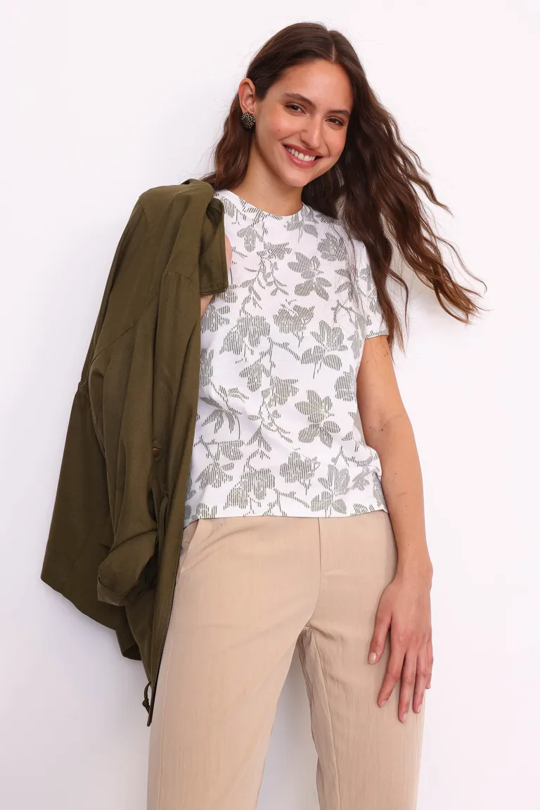 Remera de algodón con estampado floral en tonos grises para mujer de Yagmour en Remeras para argentina