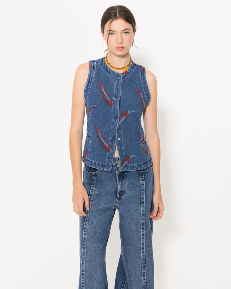 Chaleco verde con cuello a la base, pinzas de entalle y bolsillos sastreros de Jazmin Chebar en Chalecos para argentina