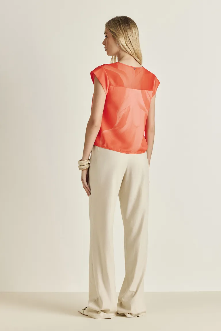 Prenda de mujer en una combinación exclusiva de géneros satinados y translúcidos de Tucci en Tops para argentina