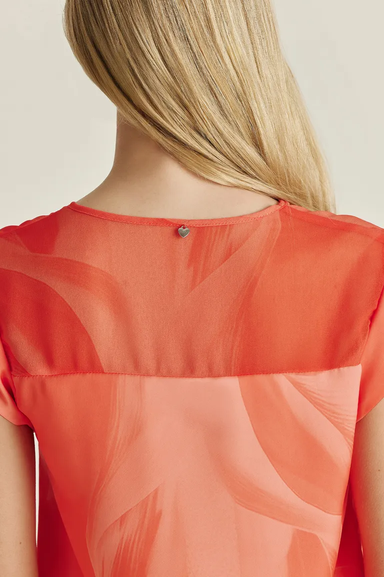 Prenda de mujer en una combinación exclusiva de géneros satinados y translúcidos de Tucci en Tops para argentina