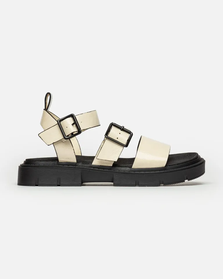 Sandalia media de estilo gladiador en efecto cuero blanco con detalles negros de Prüne en Sandalias para argentina