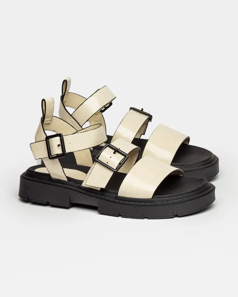 Sandalia media de estilo gladiador en efecto cuero blanco con detalles negros de Prüne en Sandalias para argentina