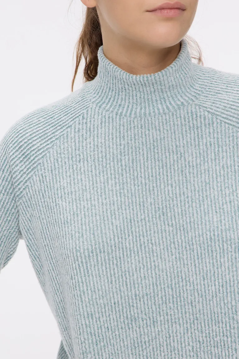 Sweater con cuello medio y mangas ranglan con tajos laterales de Cuesta Blanca en Buzos y Sweaters para argentina