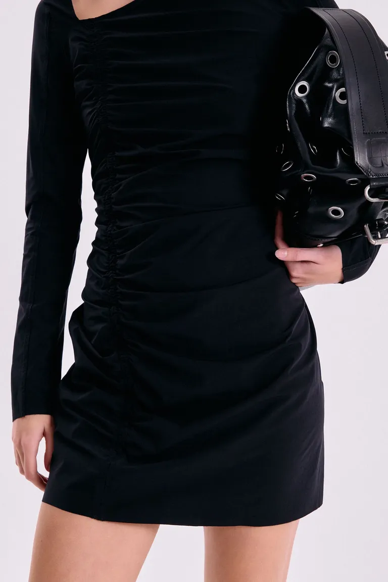 Vestido corto negro de satén con escote asimétrico y detalles de recorte de Maria Cher en Vestidos para argentina