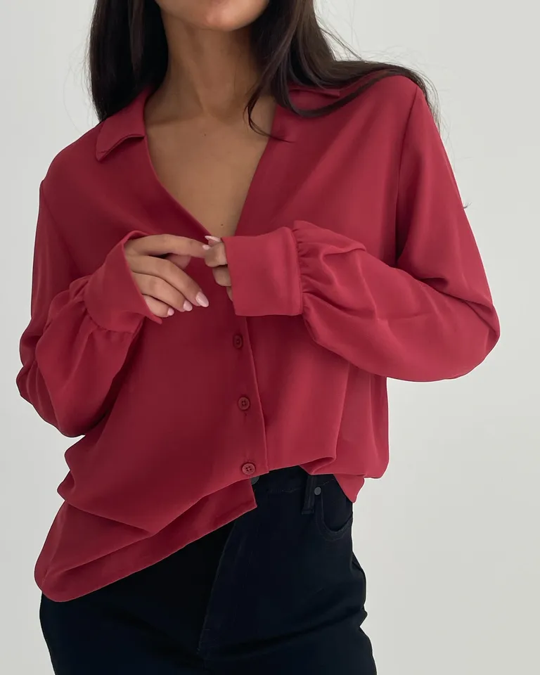 Camisa gasa de corte regular con cuello y detalles en V de Naíma en Camisas para argentina