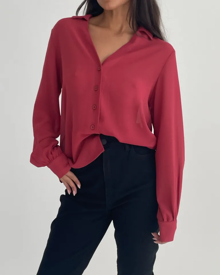 Camisa gasa de corte regular con cuello y detalles en V de Naíma en Camisas para argentina