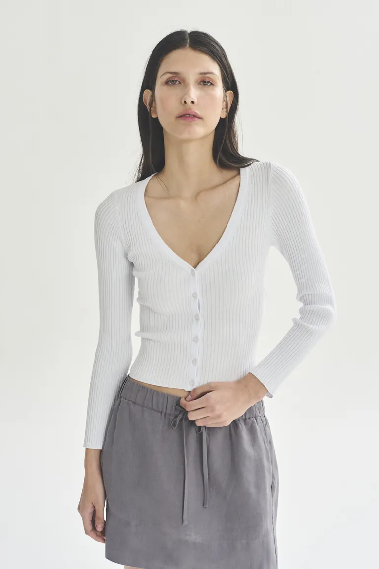 Cardigan de punto blanco de cuello en V para mujer de Akiabara en Buzos y Sweaters para argentina