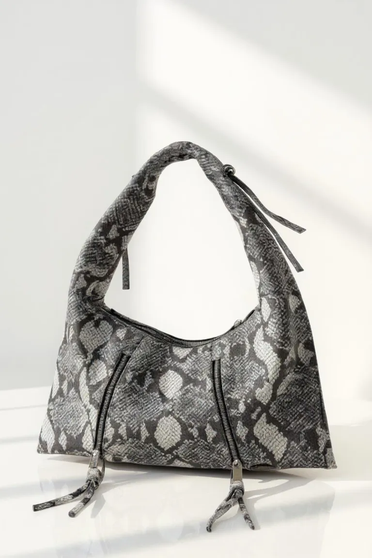 Cartera de piel estampada con interior forrado y cierres expandibles de Maria Cher en Bolsos y Carteras para argentina