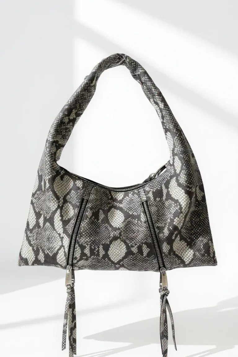Cartera de piel estampada con interior forrado y cierres expandibles de Maria Cher en Bolsos y Carteras para argentina