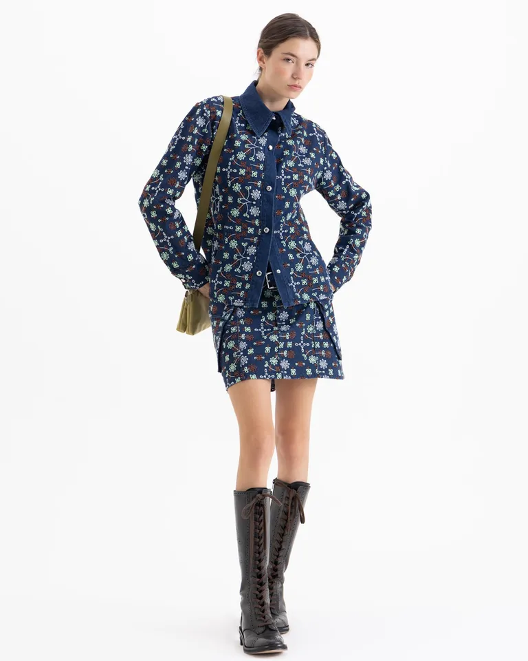 Camisa entallada de mangas largas con diseño estampado integral y cuello clásico de Jazmin Chebar en Camisas para argentina