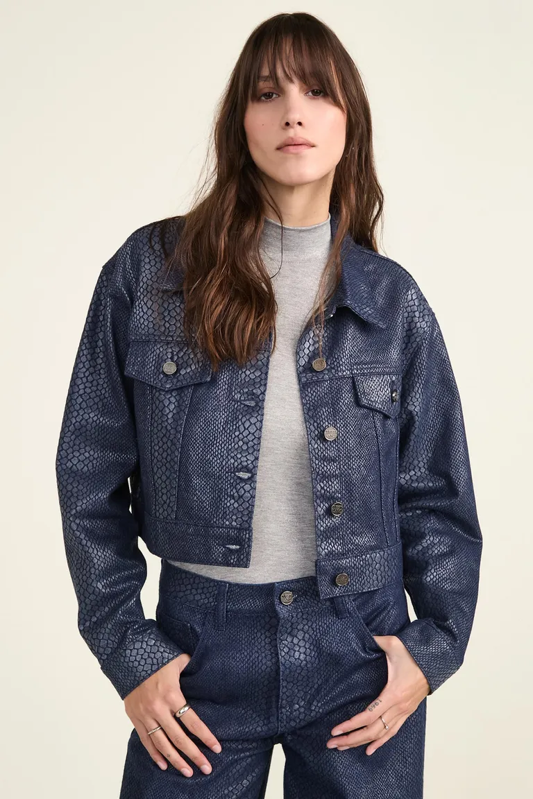 Campera de mujer con diseño animal print y cierre frontal de botones de Cuesta Blanca en Chaquetas para argentina