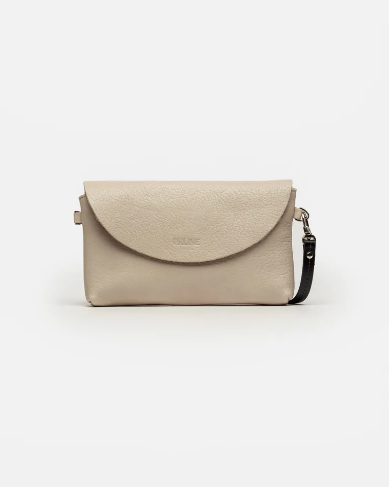 Bolso mini Viena de cuero satinado en tono beige, diseño elegante y versátil para cualquier ocasión de Prüne en Bolsos y Carteras para argentina