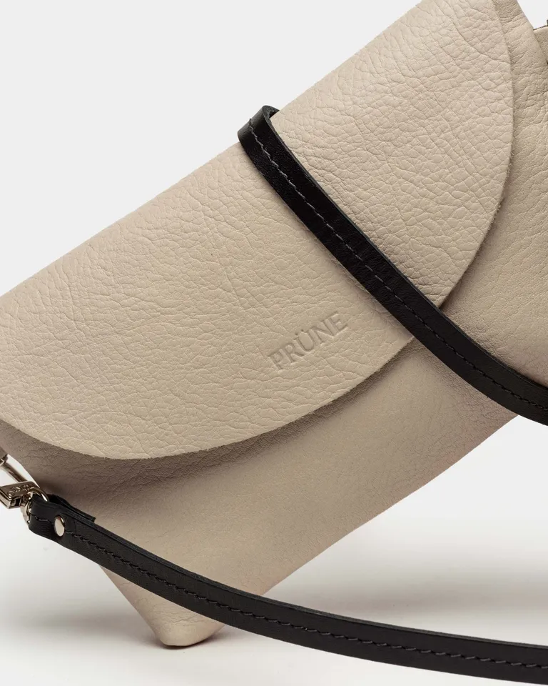 Bolso mini Viena de cuero satinado en tono beige, diseño elegante y versátil para cualquier ocasión de Prüne en Bolsos y Carteras para argentina