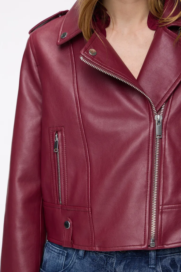 Campera estilo biker con cierres metálicos bolsillos laterales y detalles de charreteras en los hombros de Cuesta Blanca en Chaquetas para argentina