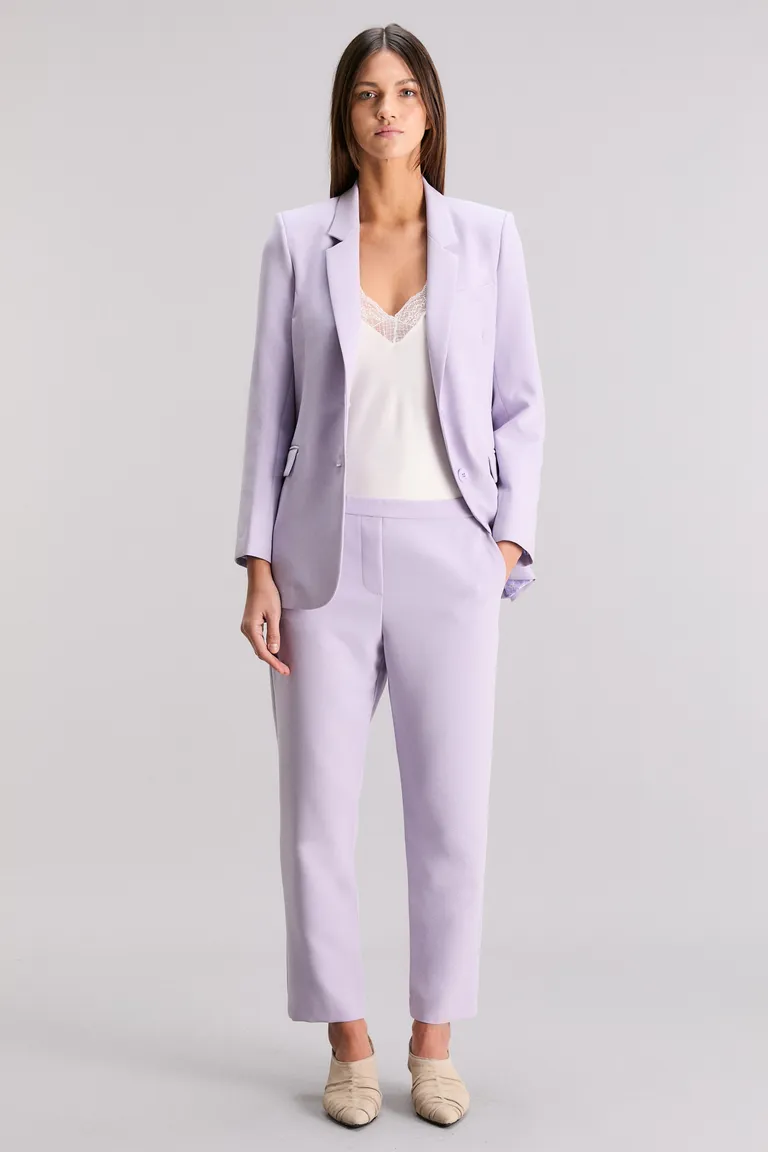 Pantalón de corte regular y tiro medio, con pinzas en la espalda y bolsillo ojal de Kosiuko en Pantalones para argentina