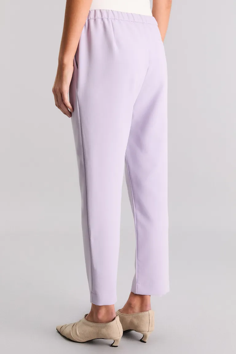 Pantalón de corte regular y tiro medio, con pinzas en la espalda y bolsillo ojal de Kosiuko en Pantalones para argentina
