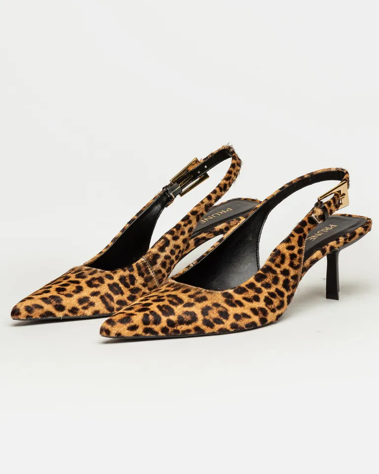 Zapato stiletto con terminación en punta, taco aguja y hebilla metálica de ajuste lateral de Prüne en Zapatos con Tacos para argentina