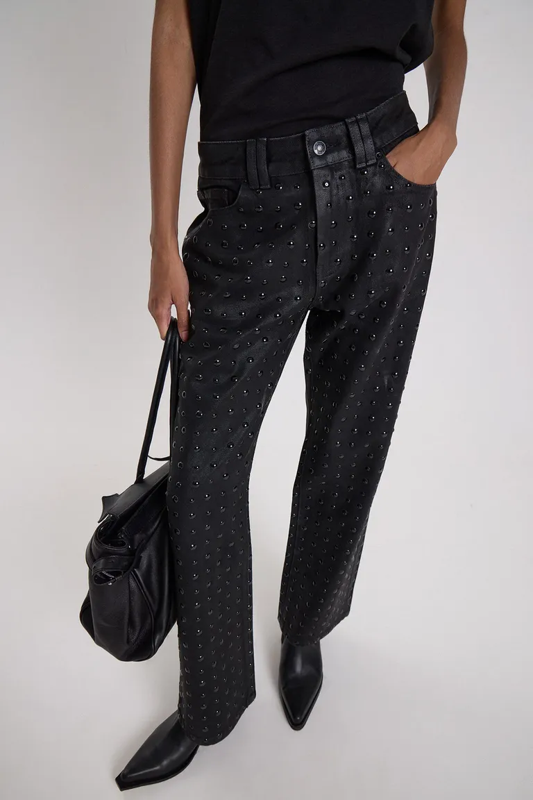 Jean recto de mujer con tiro medio y tachas aplicadas en toda la prenda de Maria Cher en Pantalones para argentina