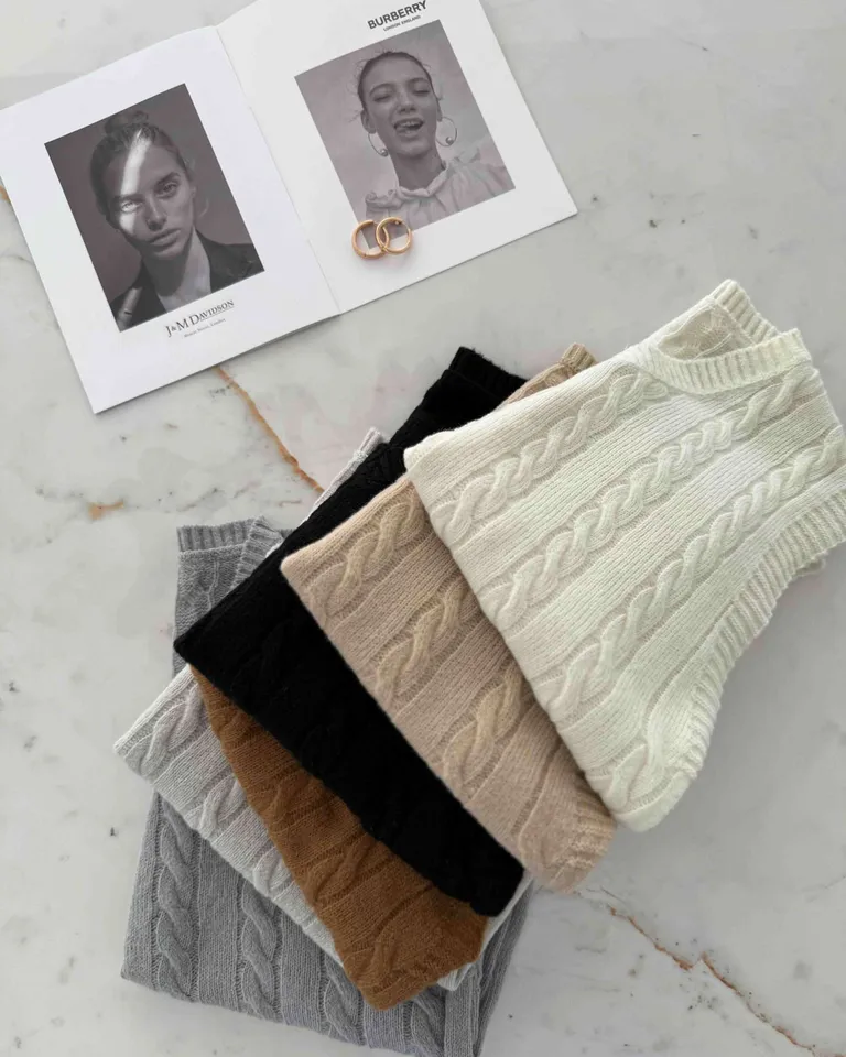 Chaleco de lana con escote ancho y trenzas en un tono beige suave de Hesed en Chalecos para argentina