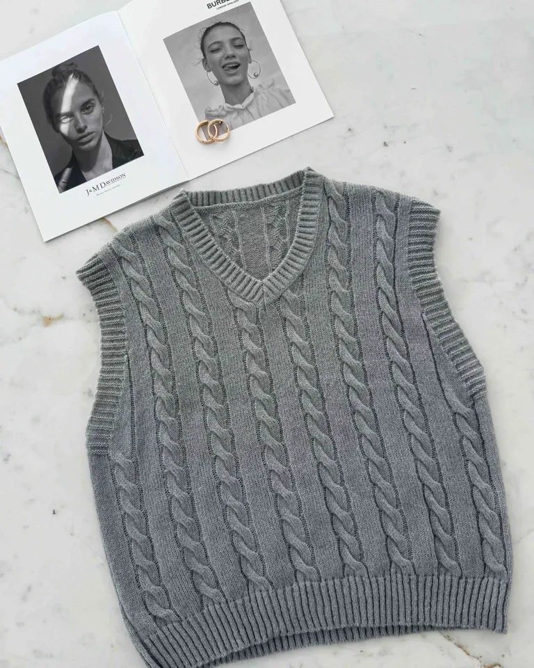 Chaleco de lana con escote ancho y trenzas en un tono beige suave de Hesed en Chalecos para argentina