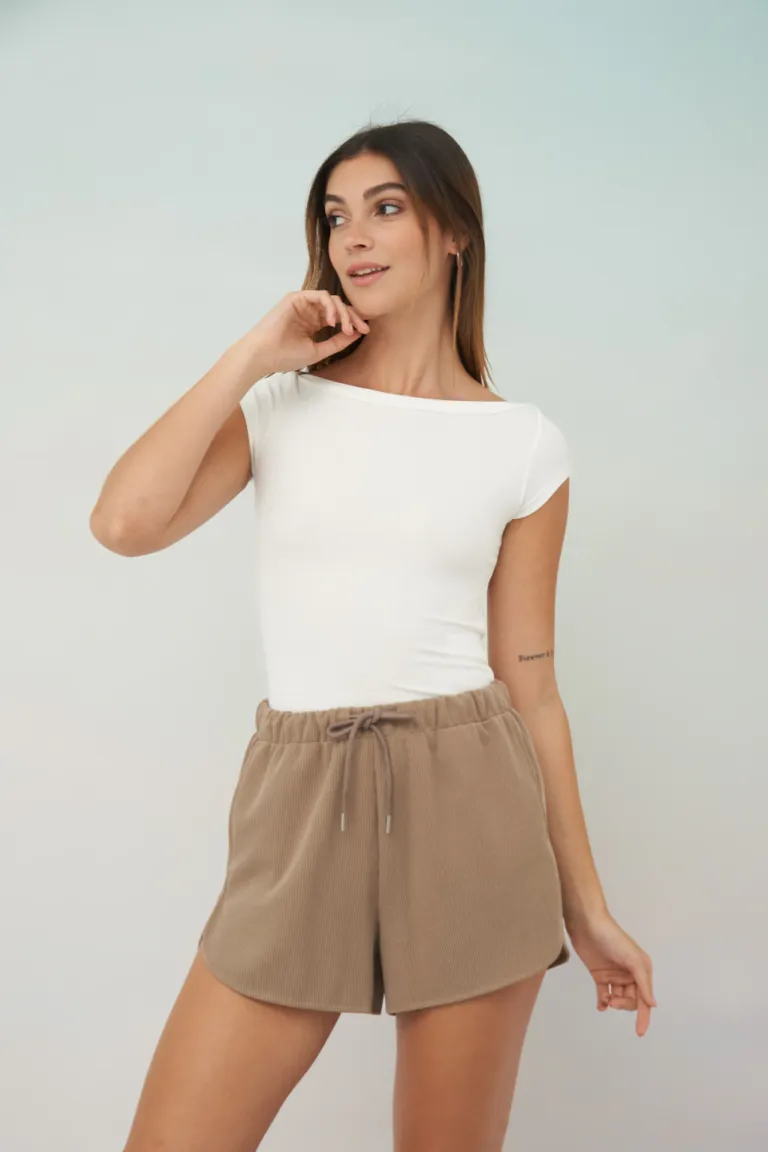 Shorts de cintura elástica en un tono natural y atemporal para mujer de Apricot en Shorts para argentina
