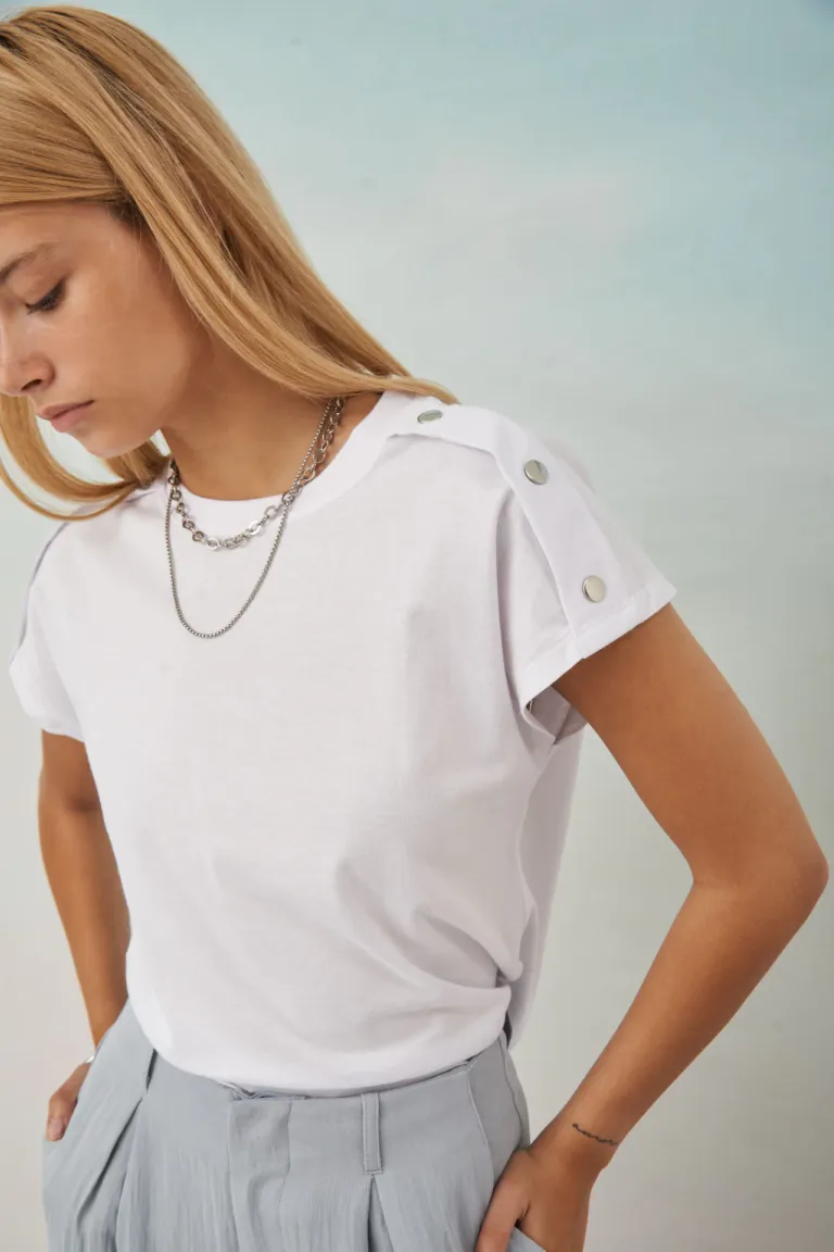 Remera blanca de corte clásico para mujer de Apricot en Remeras para argentina