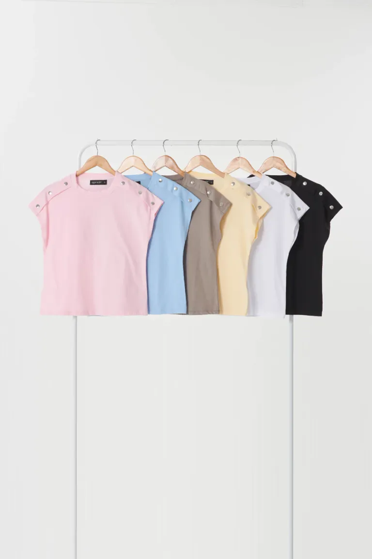 Remera blanca de corte clásico para mujer de Apricot en Remeras para argentina