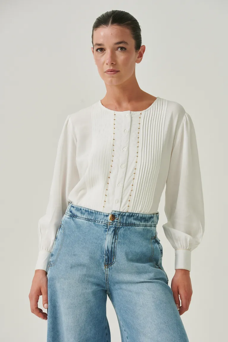 Blusa de estilo romántico con detalles de pliegues y apliques. de Sweet en Blusas para argentina