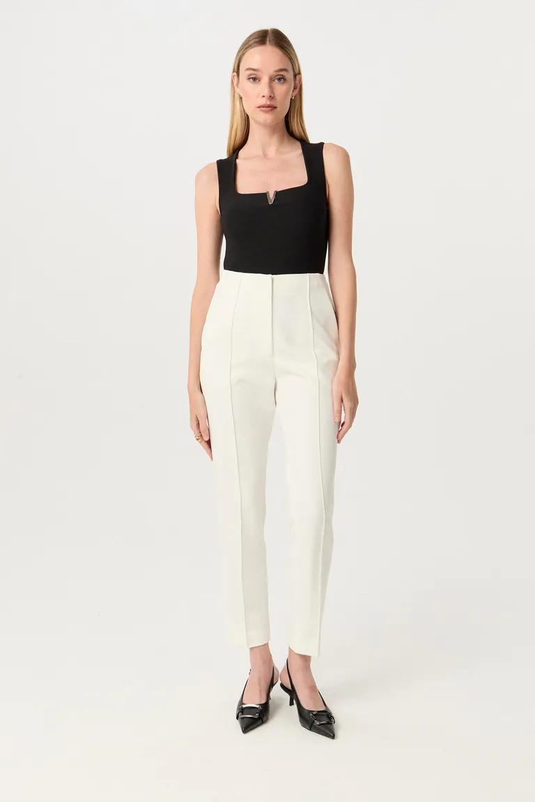 Musculosa negra de ribb compacto con escote cuadrado y corte anatómico de Markova en Tops para argentina