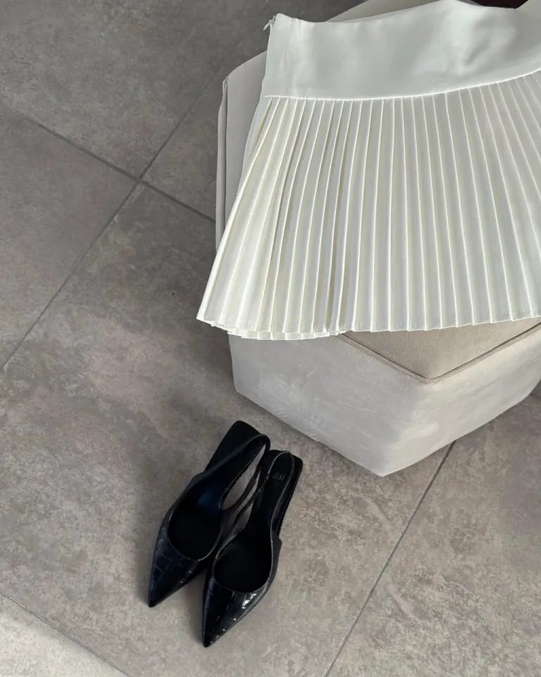 Falda plisada blanca corta de diseño moderno y elegante de Apricot en Faldas para argentina