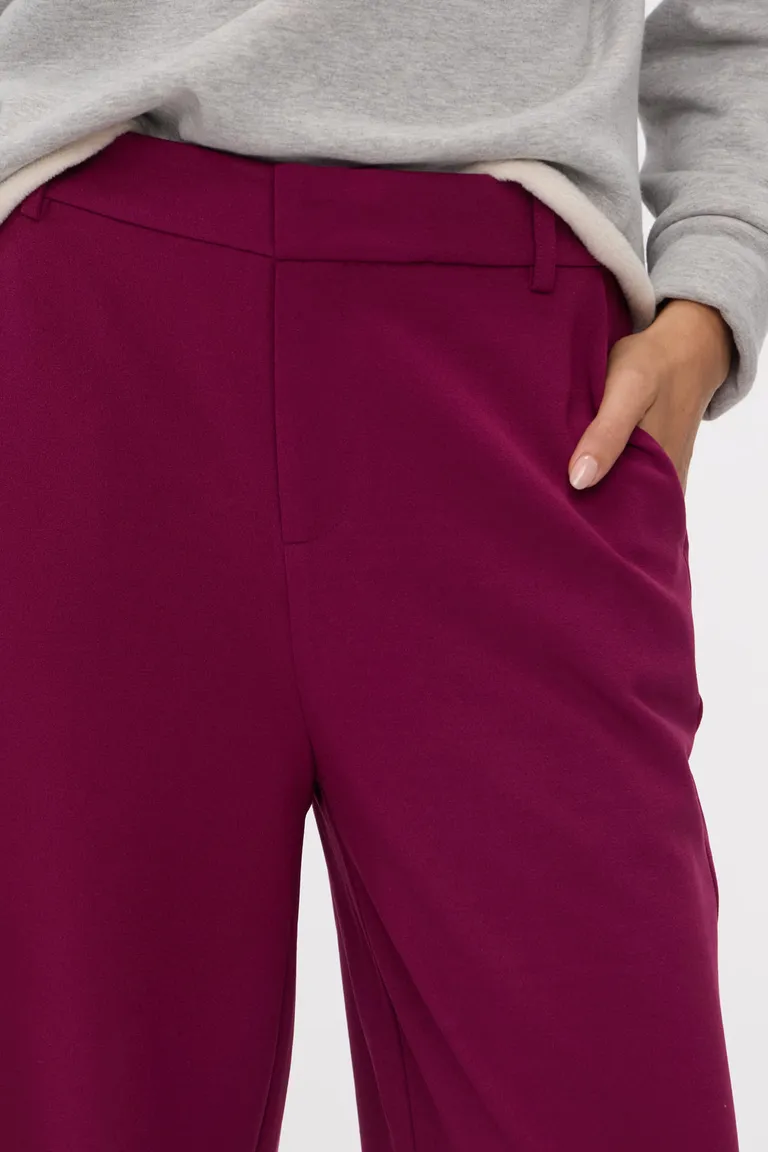 Pantalón sastrero de corte recto con cintura, bolsillos laterales y cierre frontal oculto de Cuesta Blanca en Pantalones para argentina