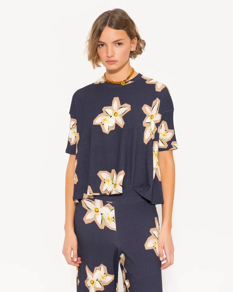 Remera con estampado floral en tono oscuro, corte amplio y recortes laterales para mayor comodidad de Jazmin Chebar en Remeras para argentina